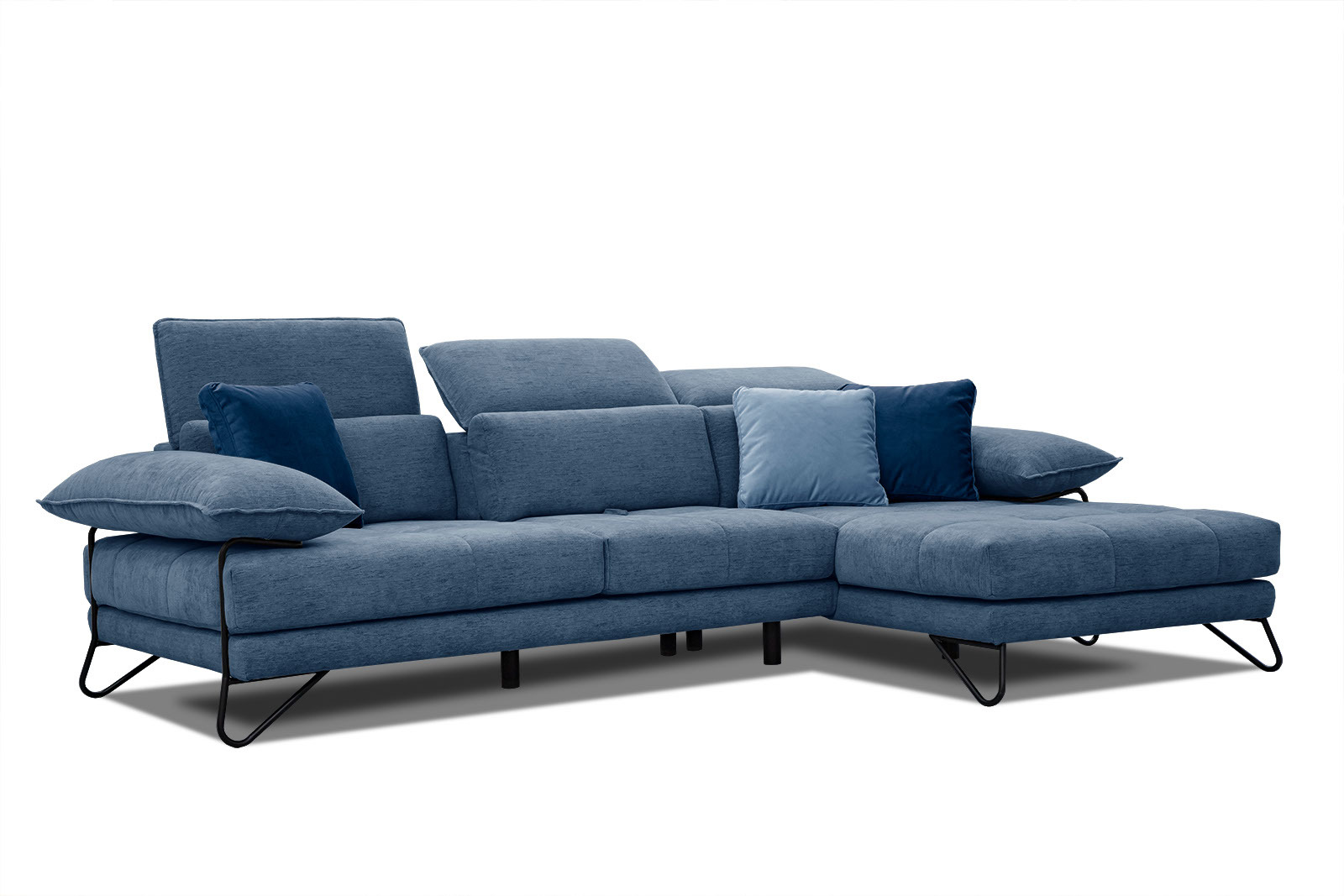 Canapé d&rsquo;angle droit 4 places en tissu bleu foncé avec coussins déco